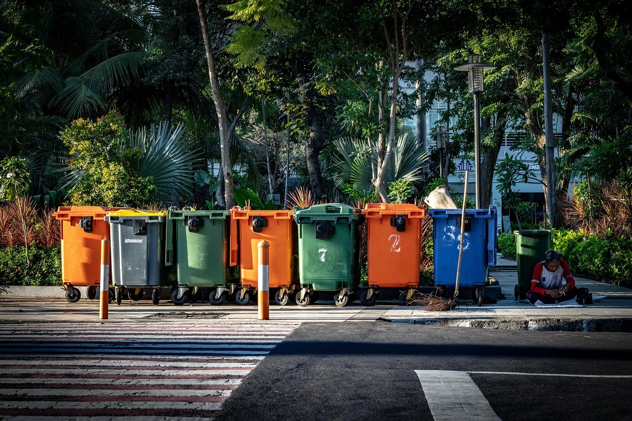 Conjunto de containers acomodados en fila a lo ancho de la imagen sin textos